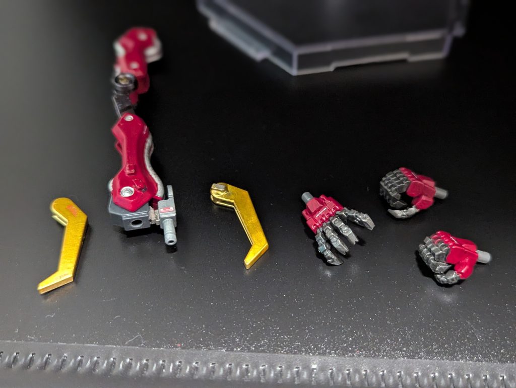 1番大変だったのが腕パーツ。ギャンの肩とゼルトザーム腕は少しゆるすぎてハマらないので軸を太くして安定。金爪やビームガンはネオジム磁石で接続。手首はmsgのワイルドハンドがハマるようにゼルトザーム側に3mmの穴が空いた板を貼り付け。そこに手首を差し込む。