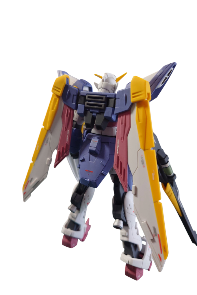 背面から。本体のホワイト、イエロー、関節等のグレーは成型色のままのお手軽塗装です。