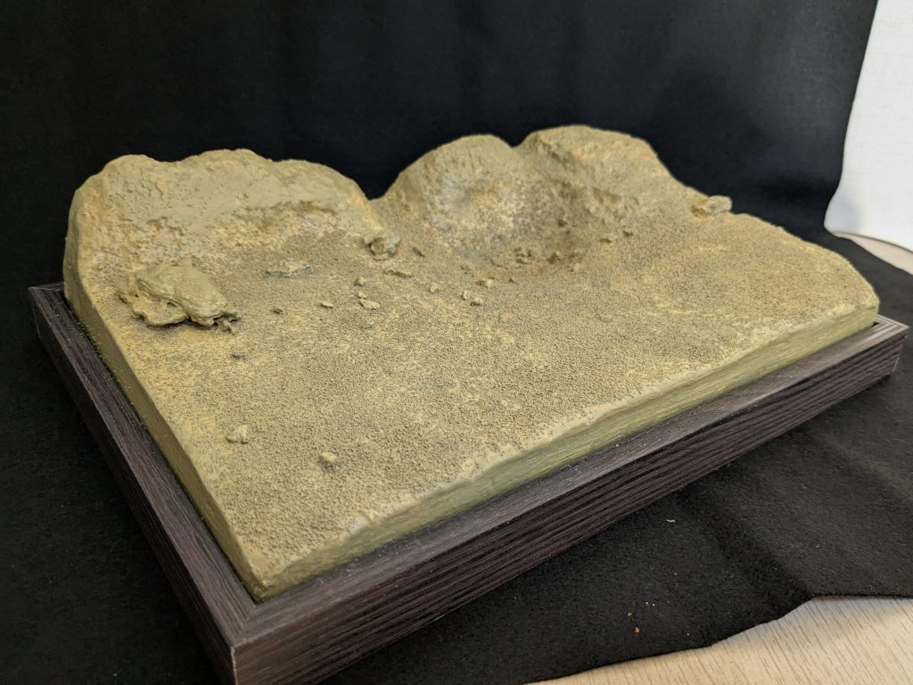 そっから100均のインテリアバークやら石やら砂などで装飾、塗装は100均アクリル絵の具でジェッソ以外は100均ですね。2000円はかかってないと思います。