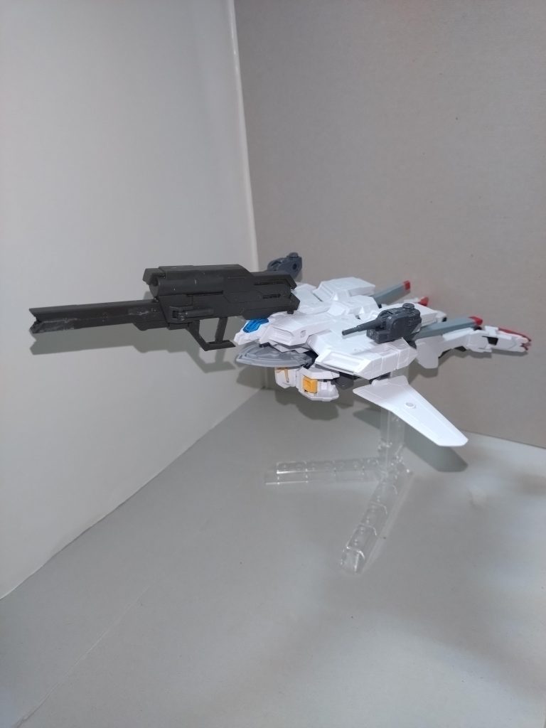 ハイパーメガランチャーを装備した状態。グリップを収納できないせいか、機首側にしか付けられない。千聖「機首がレーダーだから助かったけど、コクピットだと有視界飛行の邪魔にしかならなさそうね」   〜氷川紗夜のレポートより〜