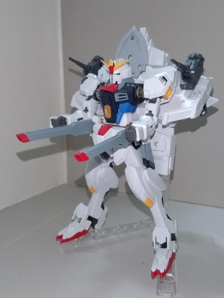 複列位相エネルギー砲(腹部)レールガン(腰部)いずれもMS形態専用。レールガンの出力はストライクフリーダムと同じである一方で、複列位相エネルギー砲はストライクフリーダムに比べて75%の出力に抑えられた。千聖「ソードカラミティの“スキュラ”もだいたい、あの程度の出力の抑えられ方だったしね」あやや「あっちの動力はバッテリーだけどね」