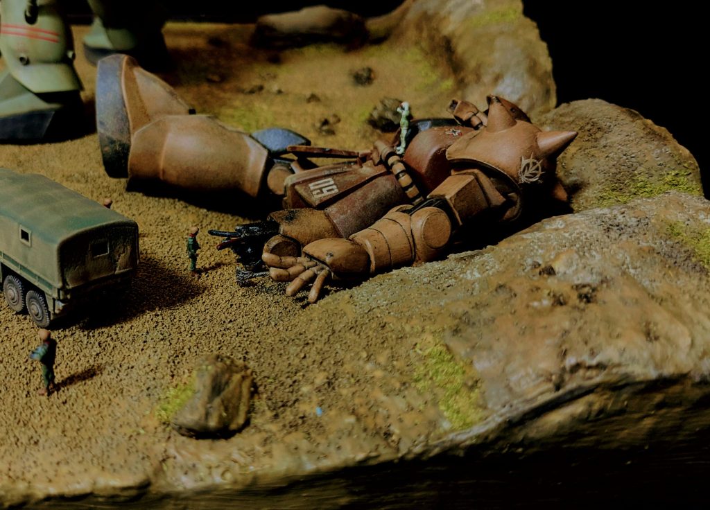 壊れたMSを作ることが初めてだったので戸惑いました…どこまで破壊すればいいんだろうか………でも継目消しちゃんとやらんとあかん……なんか違和感ありますね………「おーい助けてくれー!」と中破ザクIIのパイロットがコックピット前にいるんですが…豆粒みたい…