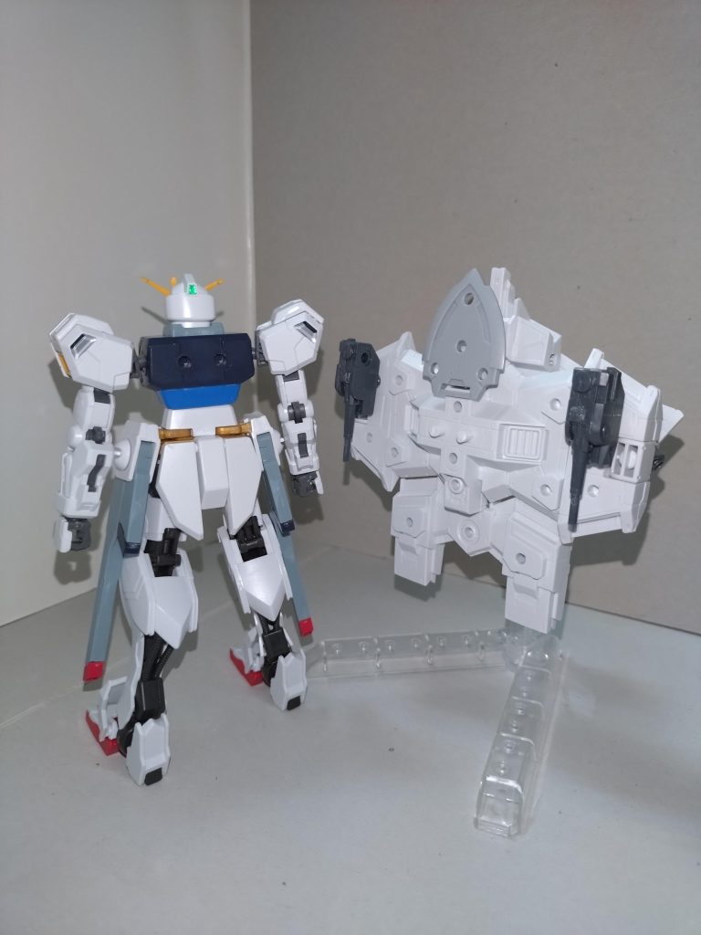 はい、そんなわけでガンダムバルバトスフリーダムブレイクをご紹介してまいりましたが、バルバトス要素が脚とハイパーメガランチャーだけになりました。その他は次のパーツ構成です↓頭部···ライトニングゼータ(変わらず)胴体とレールガン···ストライクフリーダム。コクピットハッチは後退させた状態で接着両腕···キャリバーン(変わらず)バックパック···30MMウイングモービル+MSG連装砲+ガンプラバトルアームアームズ。グレイ部分は30MSユフィアのシールド(小さすぎたため不使用のままくすぶっていました)バックパックの本体への接続は、前回と同じくランナー棒をバックパック側に差し込む形を取っています。