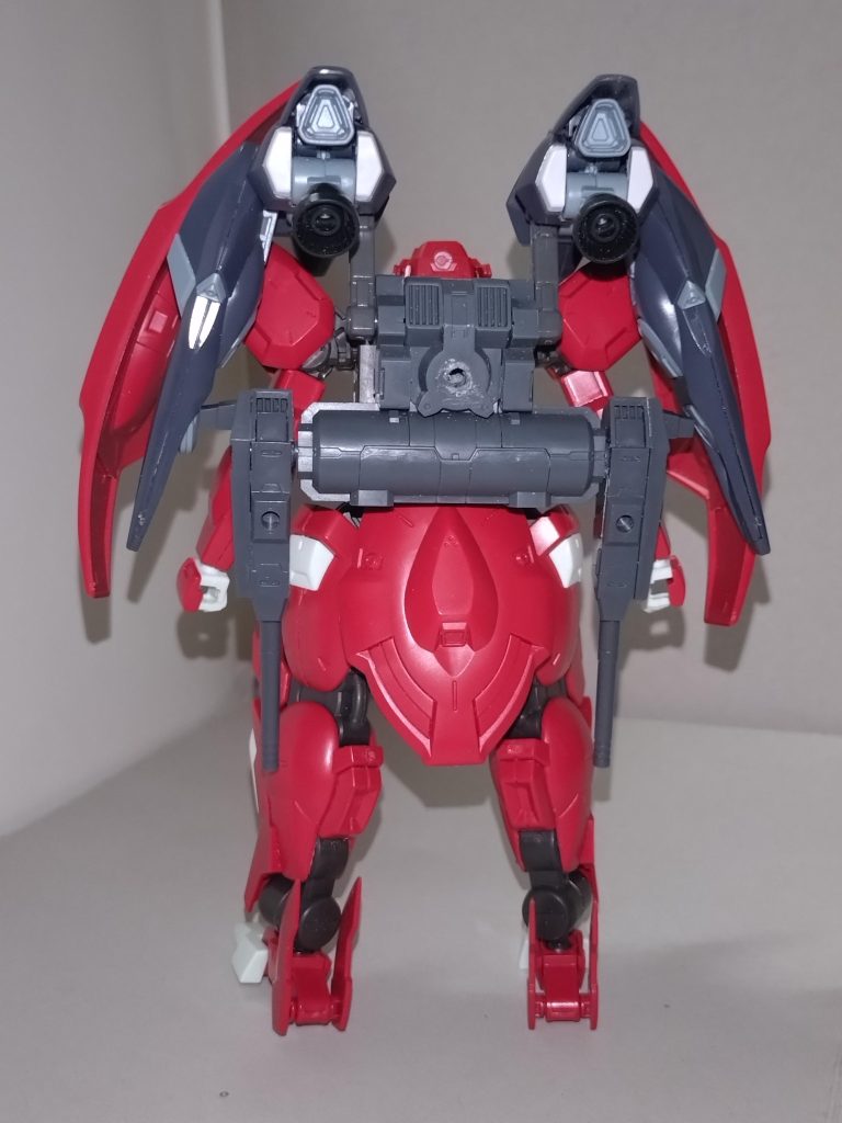 背部リトラクタブルビームガンは、バックパック下部にマウント位置が変わった。両肩のアンビカー・複合兵装防盾システム、ヒザにラックを持つビームサーベルに変更はない。「Spez」とはスペックを意味する独語「Spezifikationen」の略称だが、機体愛称においてはここを読まない。 