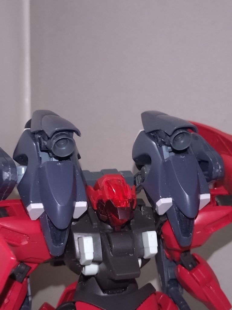 580mm複列位相エネルギー砲イージス、カラミティの「スキュラ」に似たビーム兵器。出力がカラミティの半分に下げられたが、左右交互に発射することでこの欠点を補っている。