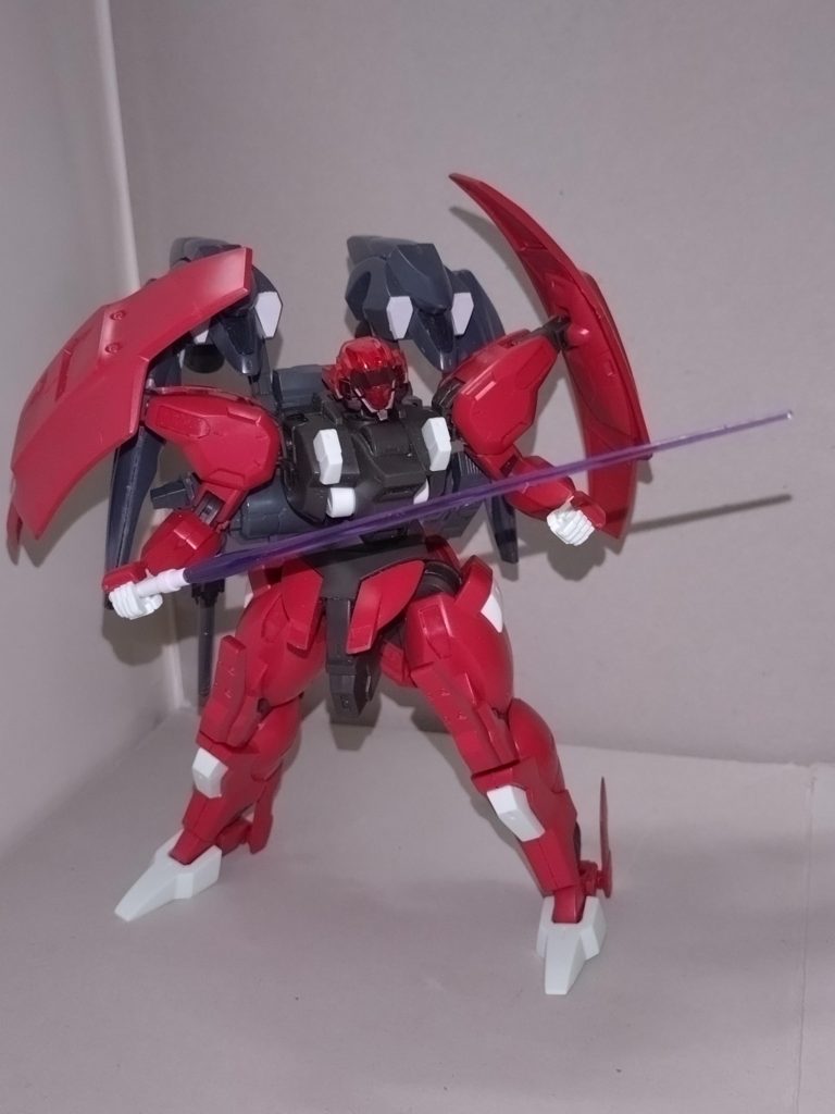 ビームサーベル紫のビーム刃を展開する点は改装前と同じだが、本機唯一の手持ち武器になった。