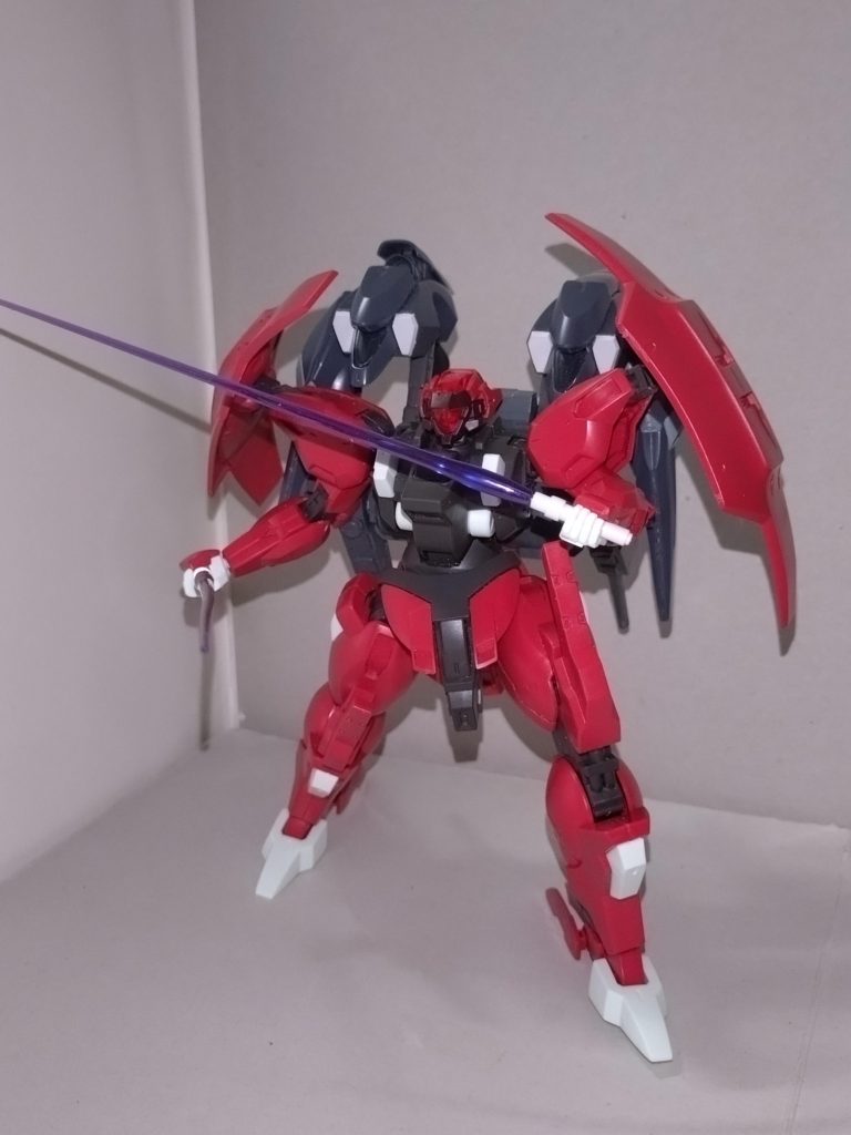 しばしば二刀流で使用する。ましろ「元のダリルバルデのビームサーベルって、イーシュヴァラBの内蔵式やに？あれ、取り回しがようないさけ、うちは好かんちゃ」瑠唯「グリップ付きはいいわね」   