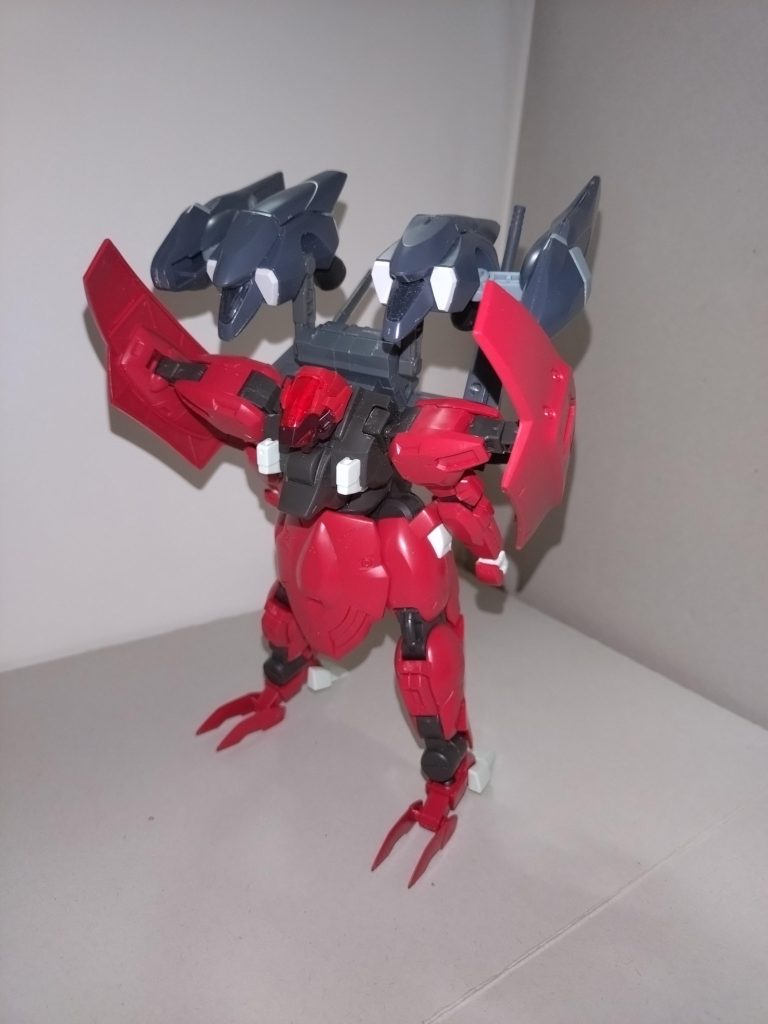 さらにこの状態から両腕を後方に倒し、肩アーマーを起こした上で、シールドを90°回転させると、巡航形態になる。