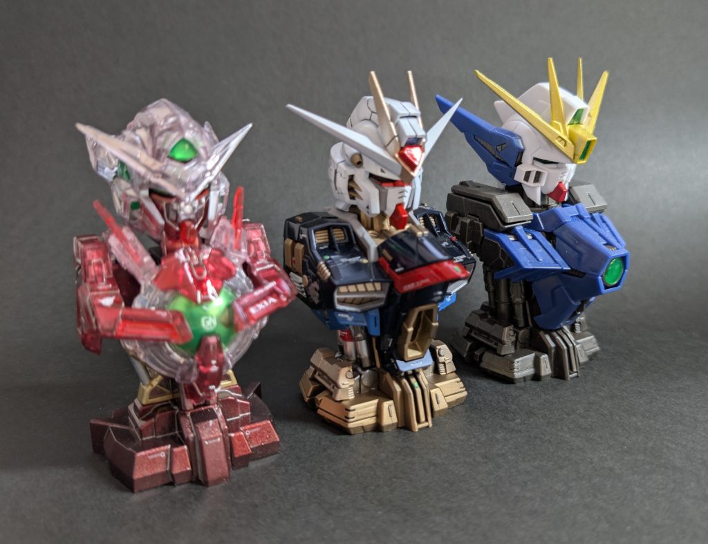 なお、父がウィングガンダムガチャを回したら、2回で色付き外装と内部フレームが出ました。父のダメ押しに、悔しがる息子…