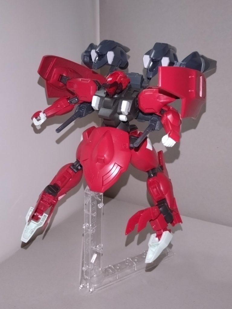 【中間形態】超高速格闘戦における姿。下半身を180°回転させ、背部ブースターを後方に持ち上げるとこの形態になる。