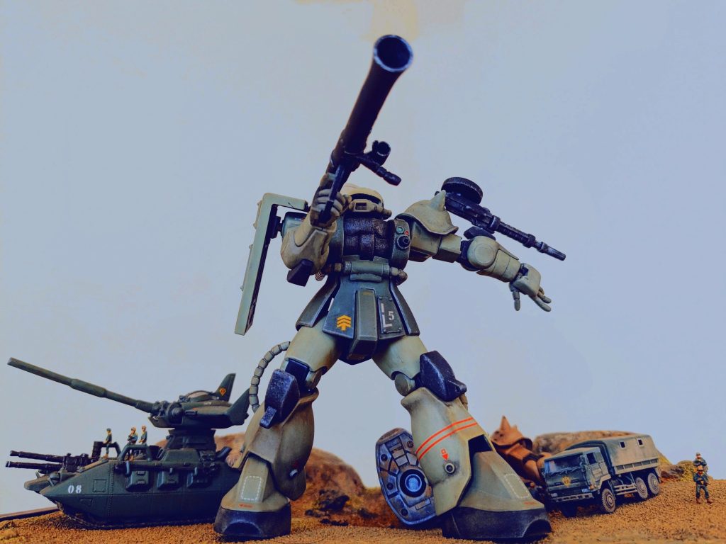 ザクIIパイロット「まだ近くに敵がいるかもしれないから注意を怠るなよ!」全員「了解!!」ってな感じでレイアウト考えてたんですが…ジオラマ難しいっす…歳取って妄想力なくなってるのを痛感……何回か撮り直して一番まともだと思う1枚です。この正面のザクIIを作り直す気力はもうない…