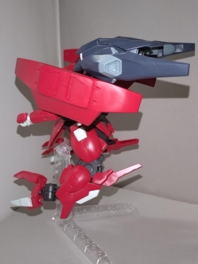 脚部クローで敵を捕らえ、サーベルでとどめを刺す。