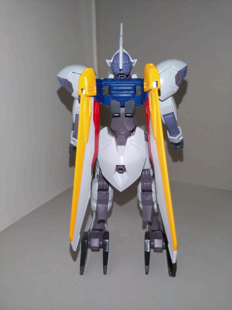 「これは···」パーツのバラ売りをしている店で発見したのは、ウイングガンダム用のウイングバインダーと、バスターライフル、シールド。さらにシュバルゼッテの脚もあり、使えると判断した紗夜は「ミカエリスにしては色が多少派手になる」ことを覚悟の上で、これらを入手し、自分のミカエリスの3次改造に使うことにした。 こうして作り上げたのがハイランダーミカエリスである。