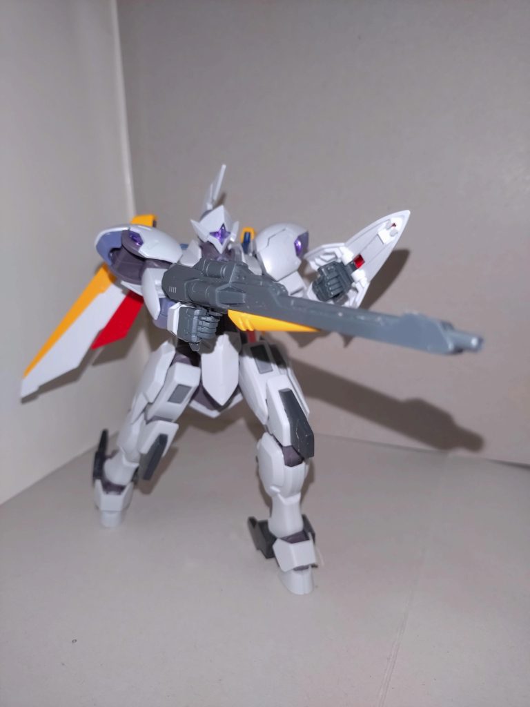 【武装】バスターライフル原典とは異なり、ビーム兵器である。ミカエリスD2のスナイパーライフルよりも、狙撃性能が向上した。シールド先端部にマウントした状態でも撃てる。