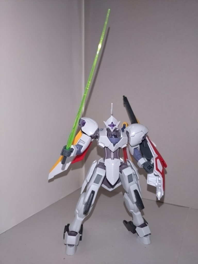 ビームサーベルミカエリスDとはグリップが異なる。通常使うものは、ウイングシールド内に1本あるのみ。抜刀する際には、バスターライフルをウイングシールドにマウントし、シールド自体も逆向けに持つ。