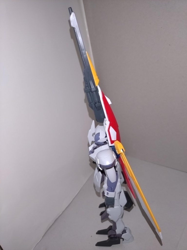 紗夜「変形ですが、まず頭部と下半身をご覧のように回転させ、次にあらかじめバスターライフルを先端部につけたウイングシールドを背部のダボ穴につけます」