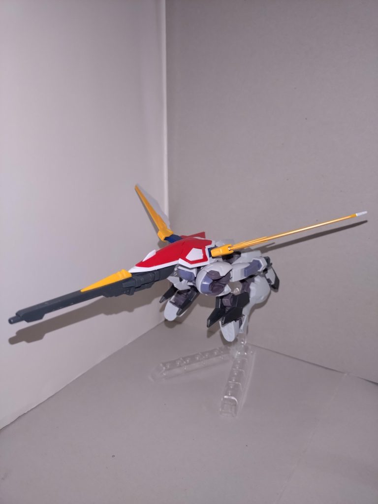 【MA形態】ウイングガンダムのバード形態とは異なり、下半身を180°回転させ、ヒザを曲げる形で変形する。