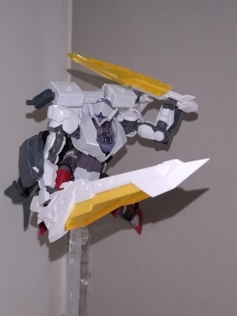 主武装は背部にマウントしたレーザー対艦刀と、そのグリップエンドを引き抜くことで現れるビームダーク(短剣に由来)、MA形態専用のフィンブレイド。これらを以て本機をスリーブレイズと呼ぶ。他にも、前腕部の実弾兵装であるガトリングガンポッド、ビーム突撃銃、脚部ビームブレイド、サブロックランチャーを持つ。