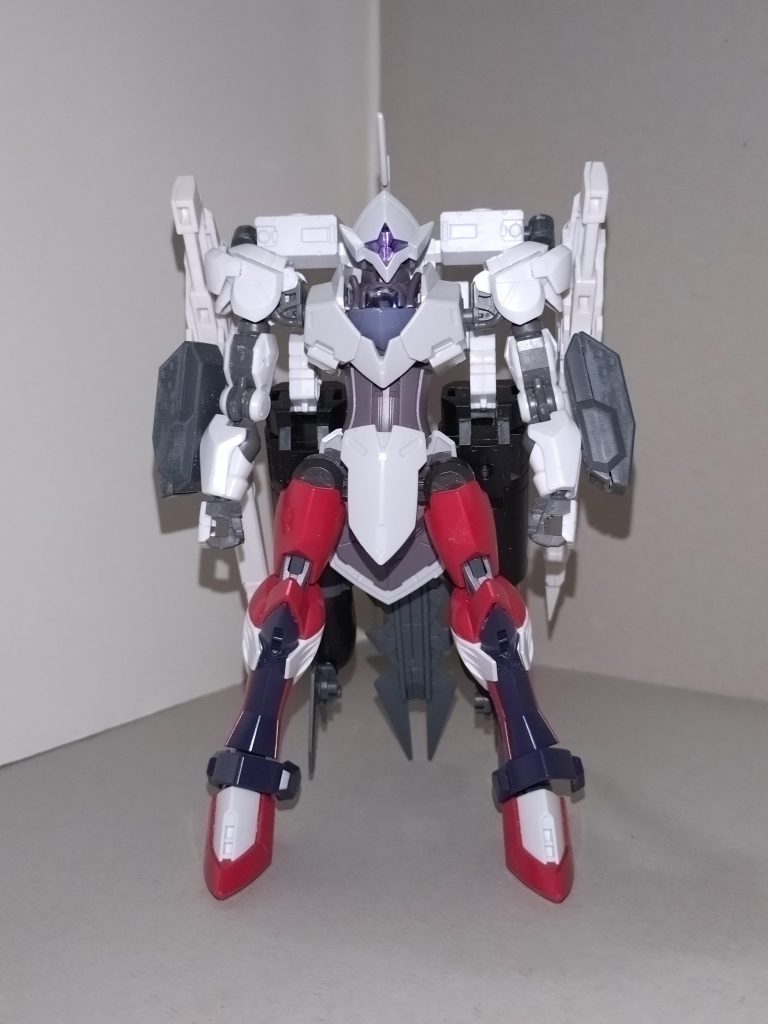 【概要】CFK-229M ミカエリスマリナー・スリーブレイズ(ミカエリスM3)Pastel*palletesのギター担当・氷川日菜(メイン画像左側のイラスト)が制作したCFK-029Mミカエリスマリナーは、水中戦を重視したセットアップが施され、両腕をビームブレイサーとすることで、よりジオン水泳部に近い外観に仕上がっていたが、ビームブレイサーの接続が日に日に甘くなり、落下による破損のリスクが増してきていた。そして、桐ヶ谷透子(Morfonica)と組んで参戦した過日のガンプラバトルにおいて、そのビームブレイサーが両側とも壊れたばかりか、バックパックの接続部が剥離するというアクシデントに見舞われ、途中でリタイアしてしまう。