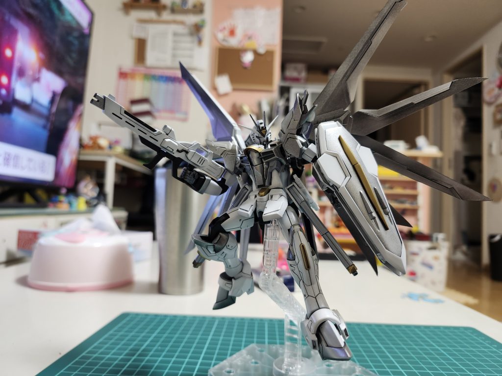 白ベースにシルバーを2色、ゴールドを差し色にしてみました😀何番煎じかわかりませんが、色々と挑戦したキットです!以下カラーレシピ下地:Mr.フィニッシングサーフェイサー1500 ブラック白:Mr.カラー クールホワイトシルバー:Mr.メタリックカラ-GX ラフシルバーMr.メタリックカラ-GX アイスシルバーゴールド:Mr.メタリックカラ-GXブルーゴールド