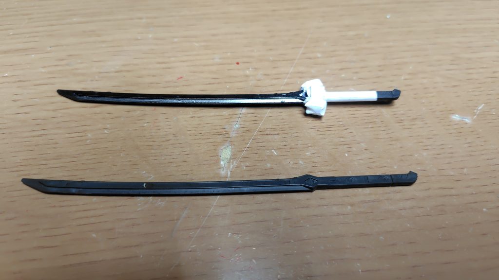 HGガンダムバルバトス付属品は下の方。下にレジン成形して鍔の形にしたのが上の方である。