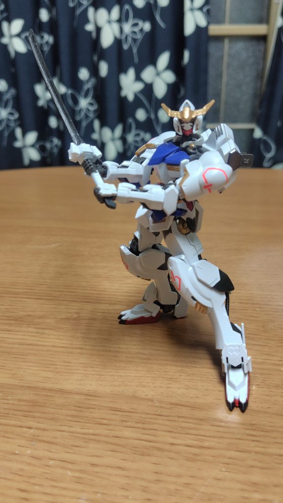 両手持ちで構えたバルバトス。