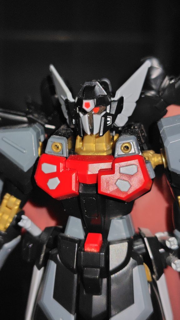 兜のT字状のスリットから蛍光レッドのモノアイが光る。