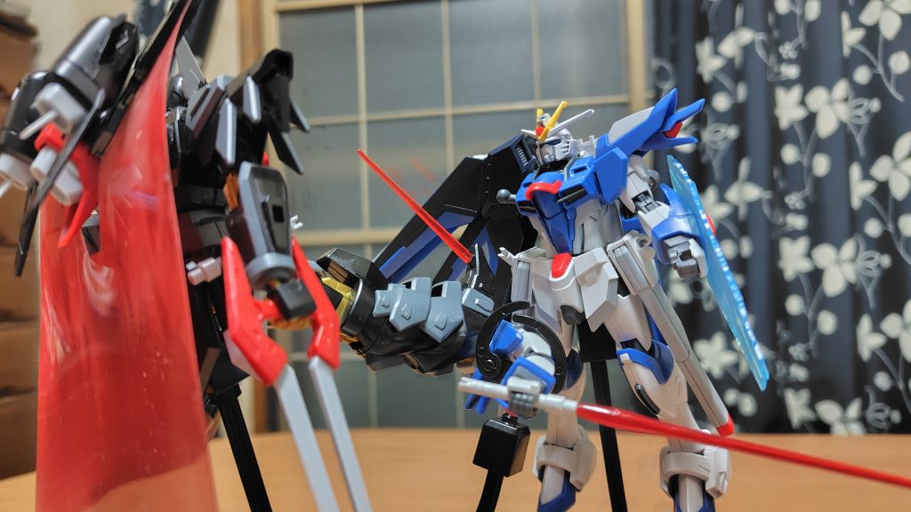 両足の爪先に仕込んだビームソードがライジングフリーダムのレールガンと右腕を奪う！