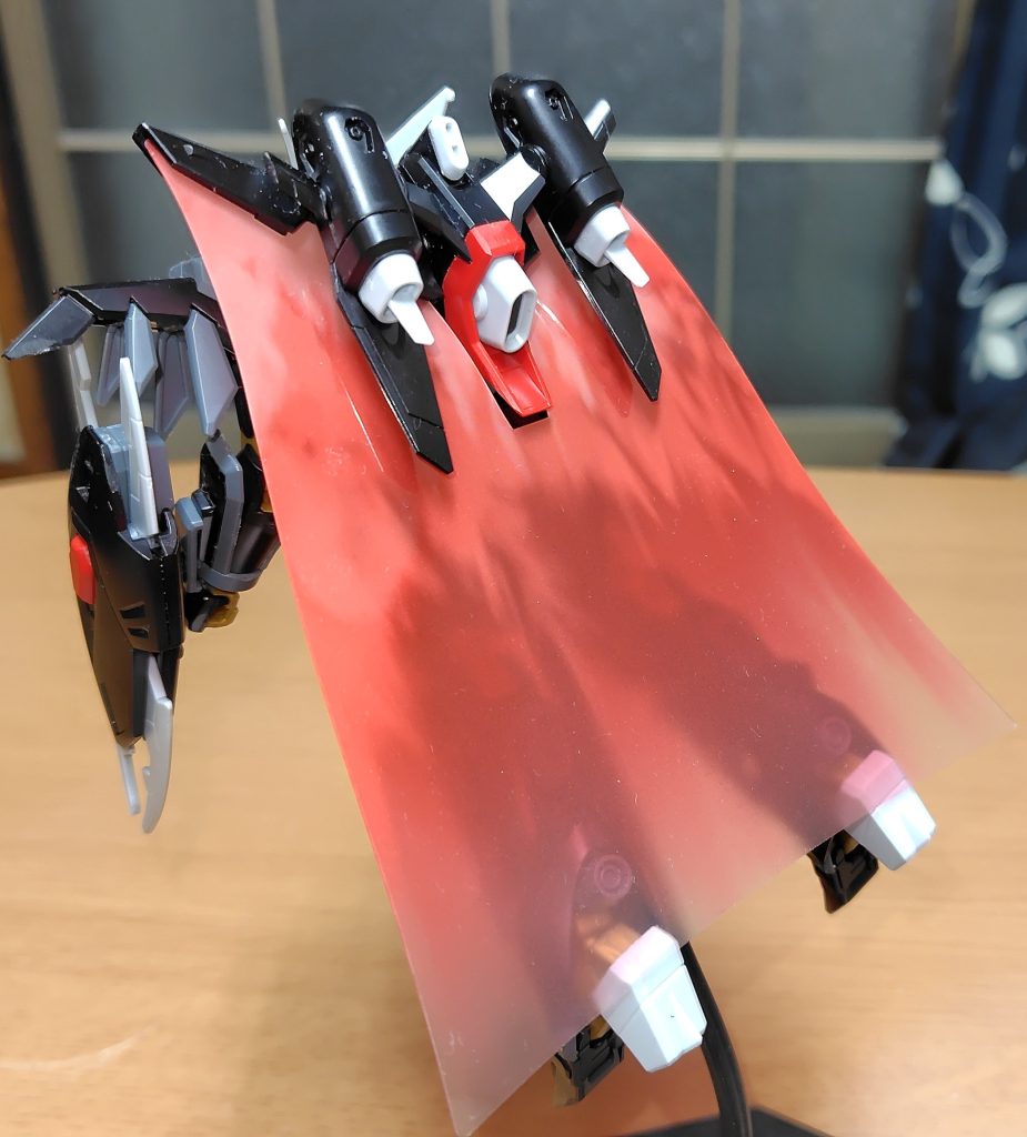 背面全体を覆うビームマントは防御の他強烈な光による目眩ましや、高い機動力による撹乱も兼ねる。