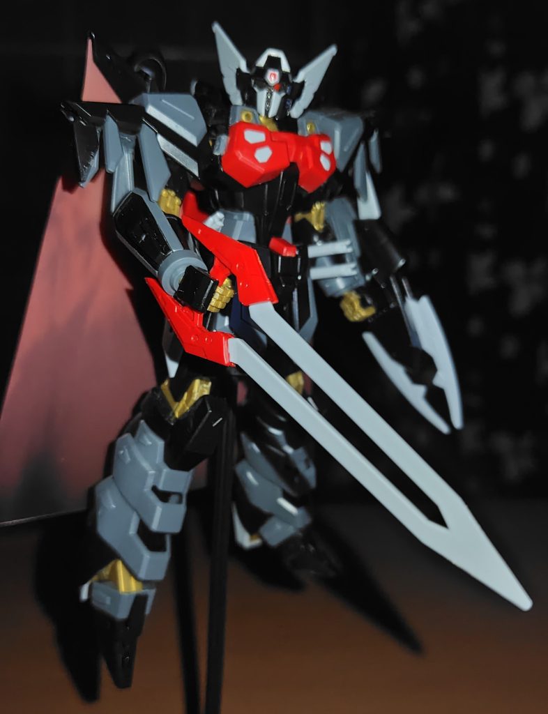 シャダハマル状の近接対装甲刀ディス・パテール。この形状は突き刺す事に特化した形状だが、もっぱら斬る事に多用。