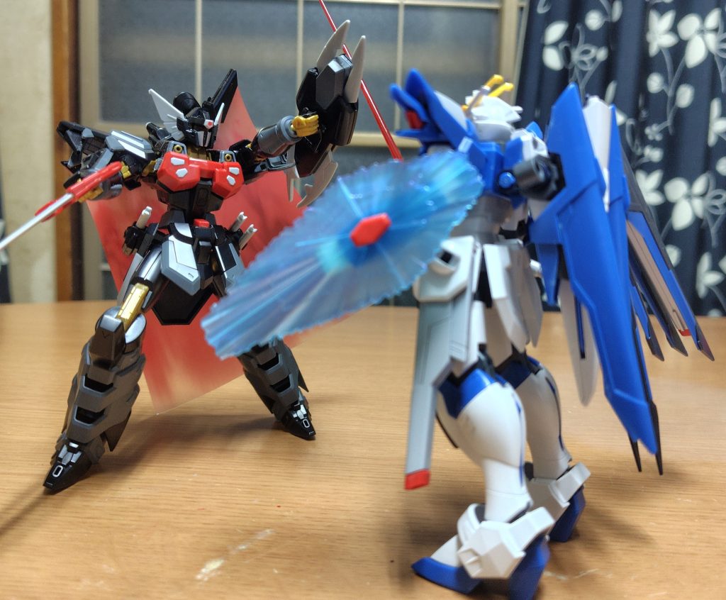 半壊状態とはいえ、ライジングフリーダムを凄まじい機動性、運動性能で追い込んで行く。