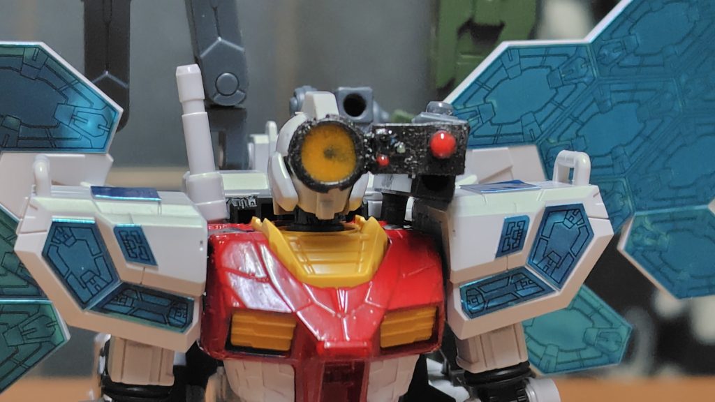 スコープやパーツ組み合わせで作ったゴーグル型サブスコープ。バックパックのサーベルラックに取り付けてジムヘッド前面に展開。メインカメラと同期して標準補助。