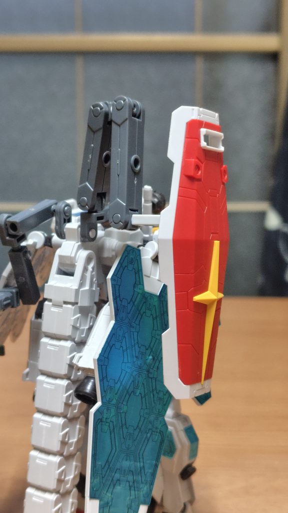 別売りEGのグラスフェザーはサブアームが一体成形オブジェと化して無稼働だが、代わりにボールデンアームズやガンプラバトルアームズのジョイントアームを接続出来、もう片方には盾を装備します。