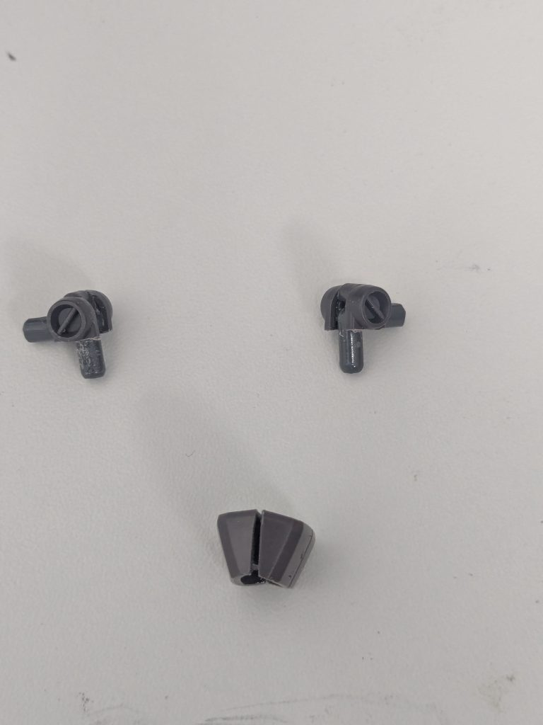 作成した肩パーツと 脇腹パーツになります脇腹はネオジウム磁石を仕込んでいるので引っ付いてます