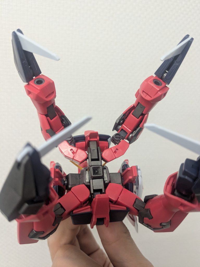 脇腹パーツはMGのように回転させ、砲門のディテールアップに貢献(左右脇パーツの磁力で保持されているので位置は自由自在!)