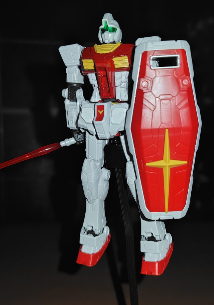 母艦に帰投せずともグラスフェザーをパージは可能。盾を手持ちにして背面右側のビームサーベル抜刀して格闘戦自体は可能である。