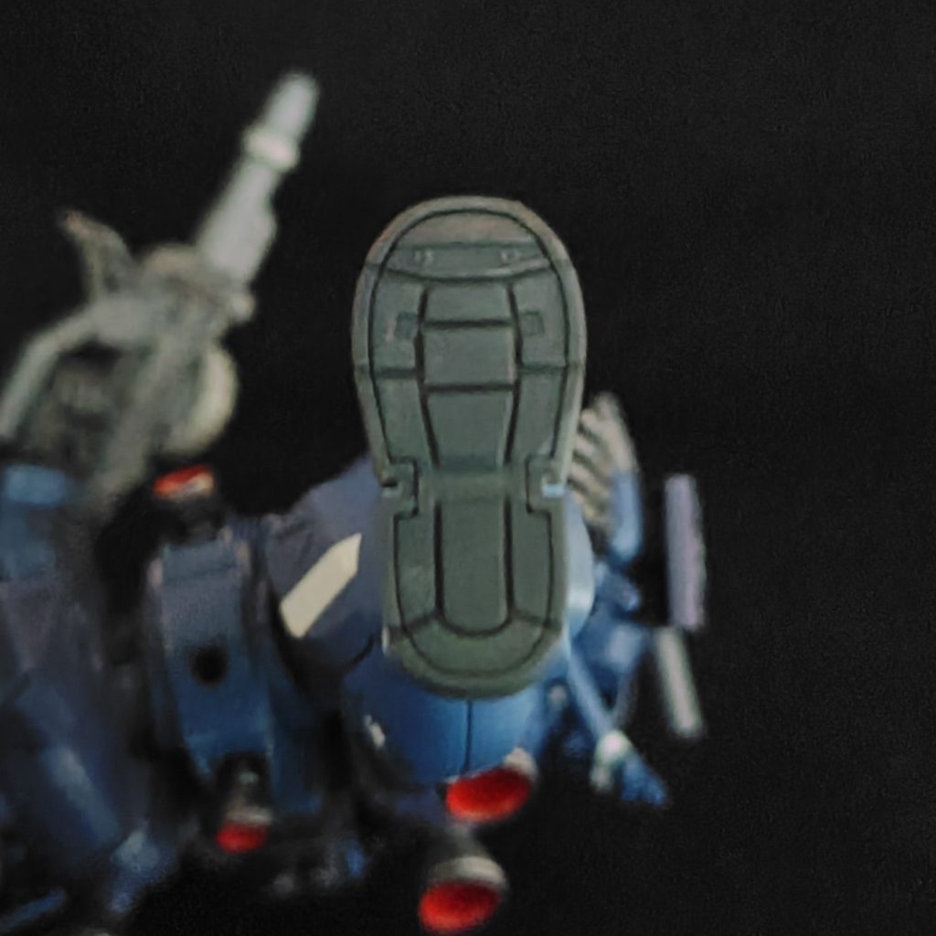 足裏はバーニアが無くスニーカーの様です。