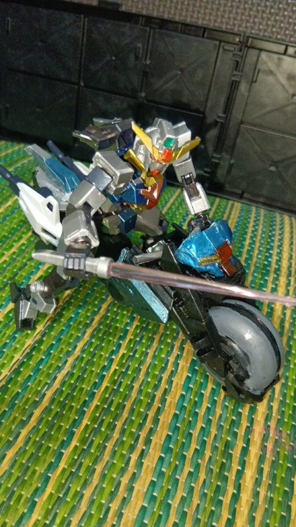 変形ができない代わりに、専用バイクを作ってみました、ベースのトリニティバイクにゼータのジャンクパーツを接着しました、後ろには3ミリ軸で色々なパーツを取り付けられるようにしました(画像はジュピターヴガンダムのパーツを取り付け)