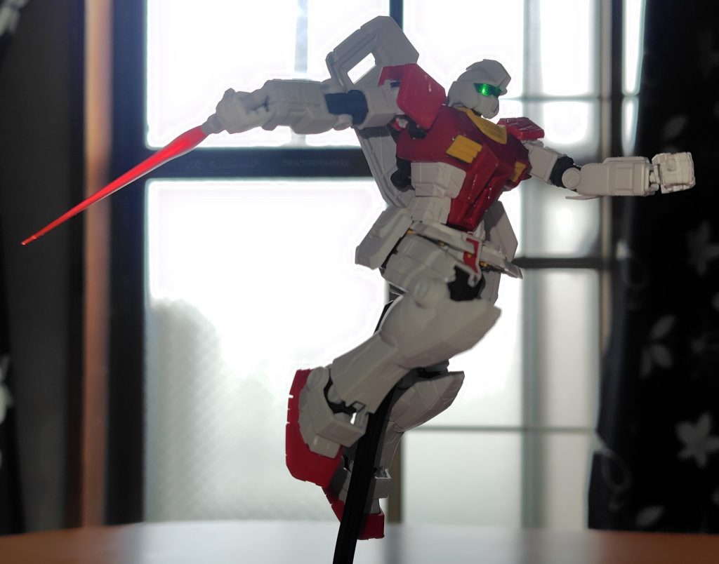 サーベルで斬りかかる姿。