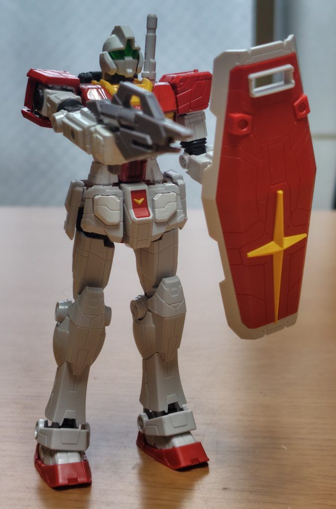 盾を構えての射撃。