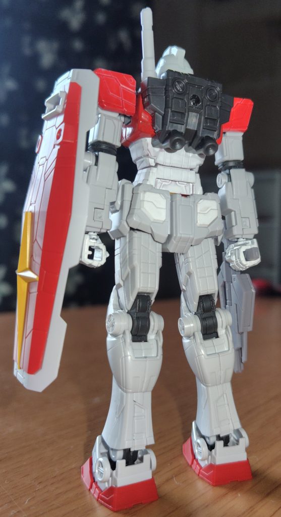 背面。バックパックはガンダムと同様だがサーベルは左舷に一振りのみ。