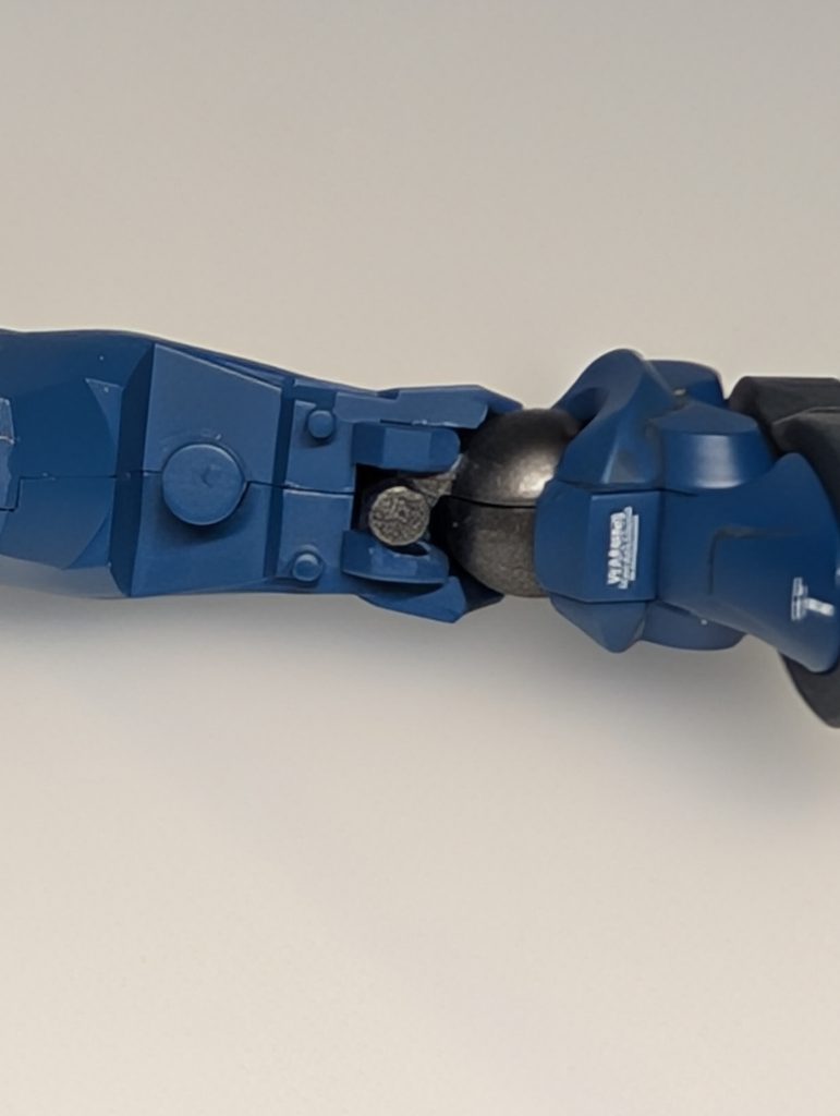 完成後、足首の接地をもう少しどうにか出来ないかと思い、90度回転取り付け加工をしました。カッターでカリカリ削るだけです。上から膝下シールドをはめると外れなくなります。