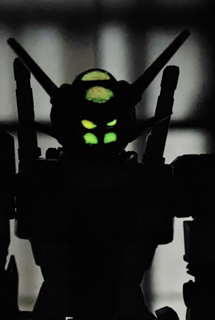 特徴的な01の頭部を代わりにGエルスの頭部で代用。四ツ目は黄色、額センサーは赤の蓄光パウダーで塗布だが、写り悪いのか同色発光に見える!