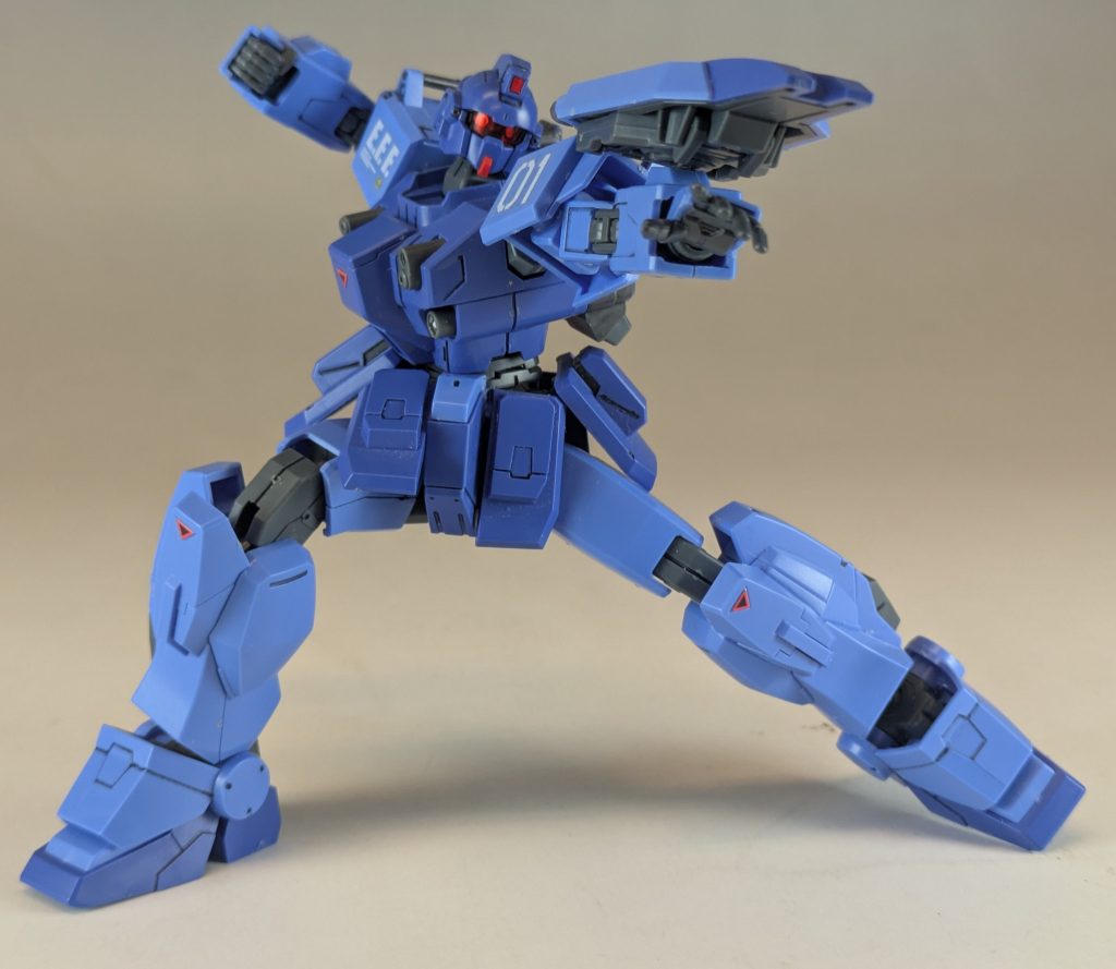 リバイブ陸戦ジムベースの為可動域は素晴らしく、それでいてリバイブ陸戦ジムのような改悪リファインもないまさに理想形のブルーディスティニーですね