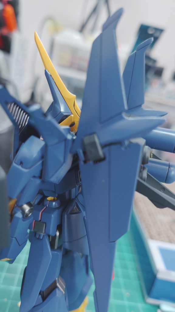 バインダーの可動部がABSでメチャ硬く塗装すると塗膜により更に硬くなり、最終的にもげました😭変形を楽しみ、最後は接着固定です😅