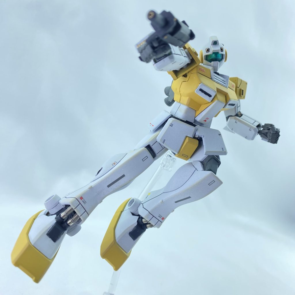 肩の接続もボールジョイント化しているので、表情付けが楽しいです。足首は本来アーマーで隠れる部分がスカスカになるので、スプリングを仕込んでそれっぽくしました。