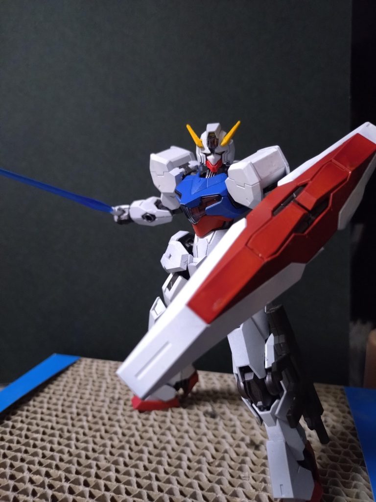 正面からビームサーベル構え