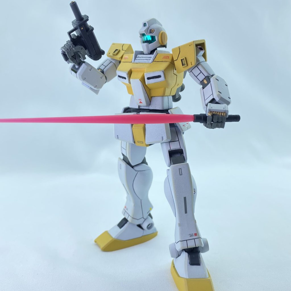 細部のデザインが設定画、カードゲーム、テレビゲーム等でそれぞれ微妙に異なるようです😥今回、特に頭部はバトオペ版を目指し、ジム寒冷地仕様を基に改造しました。