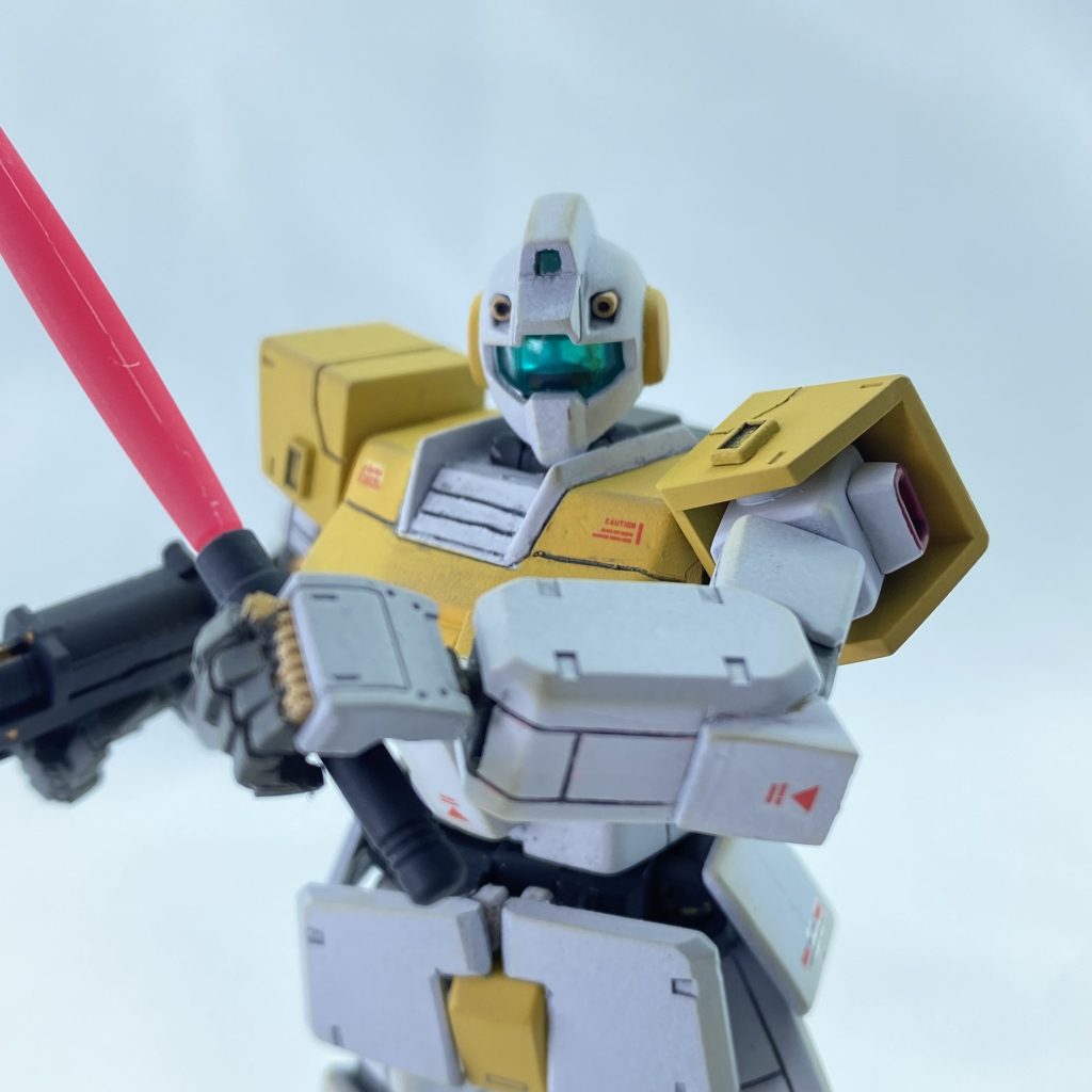 個人的な好みですが、HGUCジムコマンド系の下腕…ぼてっと野暮ったい感じが昔から気になっていました。これを解消すべく、旧キット版ジムコマンドの下腕を使用、幅増しと手首の接続をBJ化しました。肘は一度全て削り、プラ板で作り直しています。