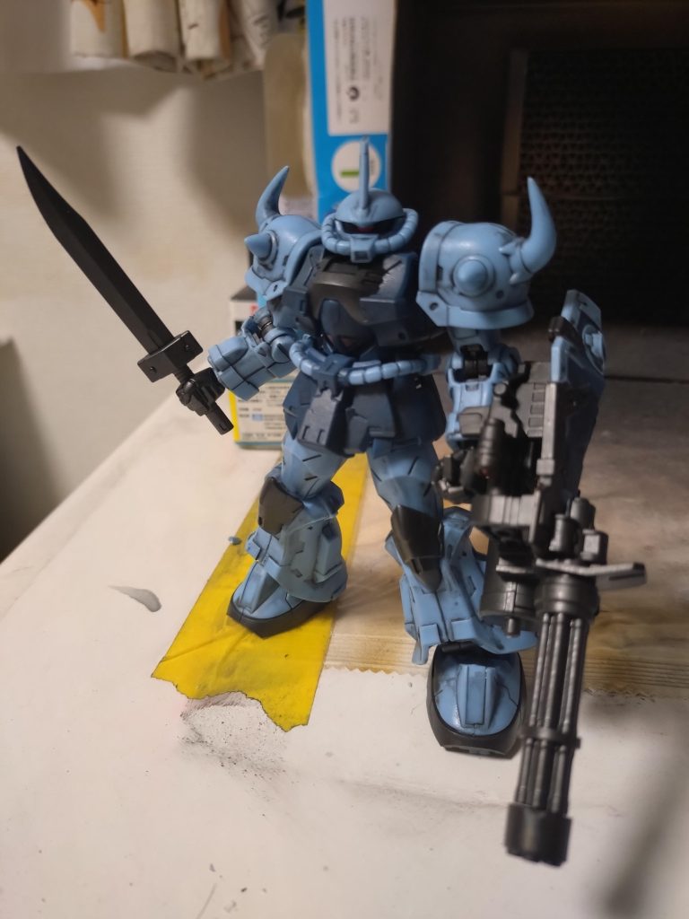 ガトリングシールドとヒートサーベルを構えてポージング